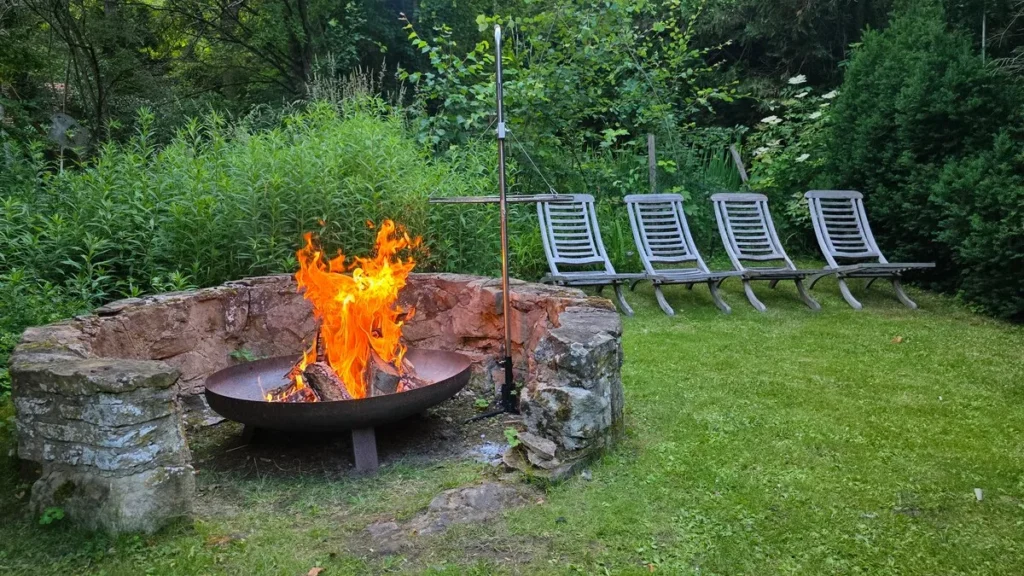 Feuerstelle mit Liegestühlen im Garten des Künstler-Hofs