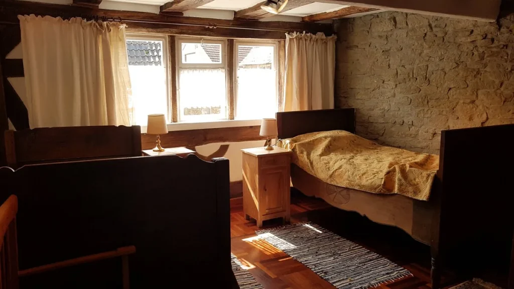 Sitzecke unter den Fenstern im Wohnraum