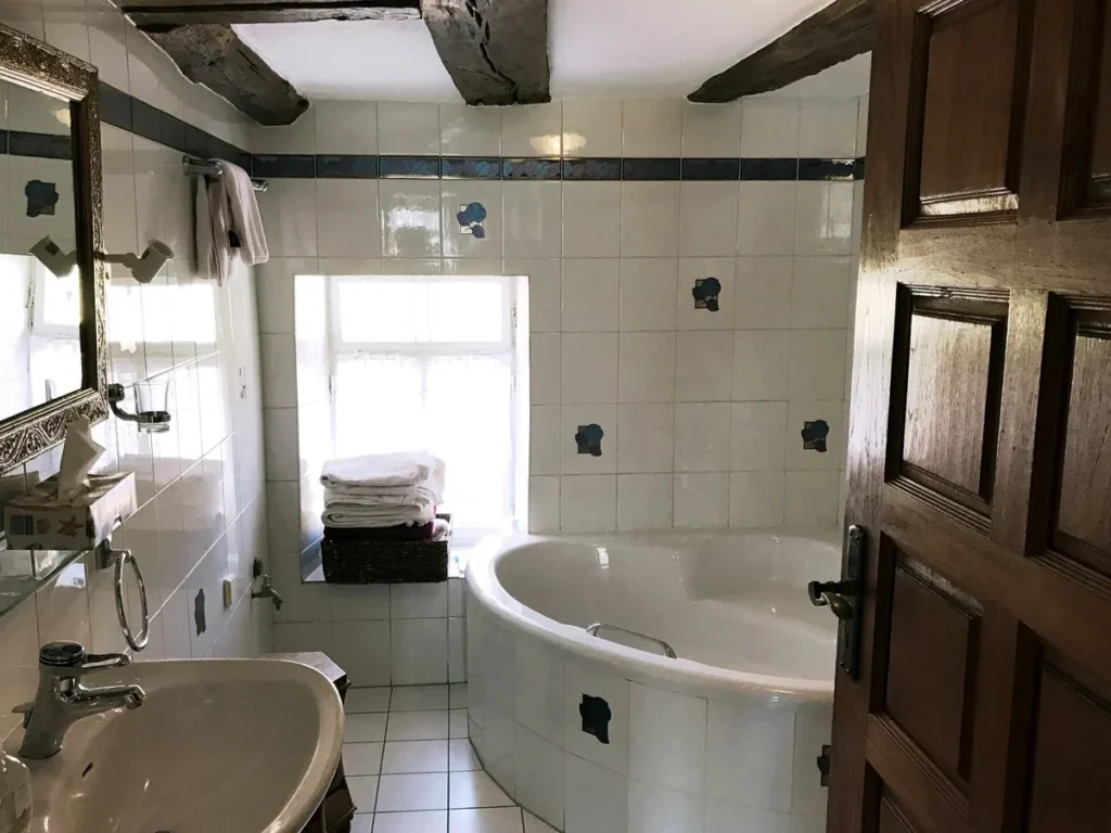 Badezimmer mit freistehender Badewanne