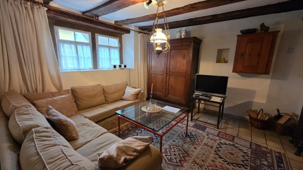 Wohnzimmer des Ferienhauses mit großer Sitzlandschaft