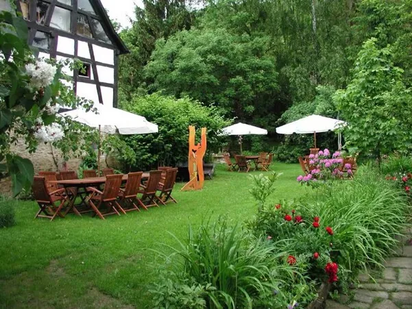Garten mit Sonnenschirmen und Sitzgruppe