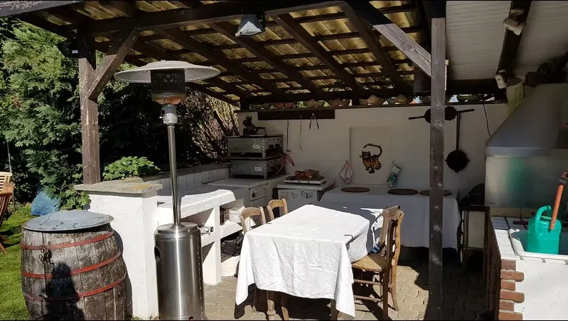 Überdachte Grillstube auf dem Hof