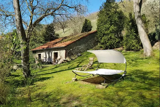 Blick über die Wiese auf das Ferienhaus