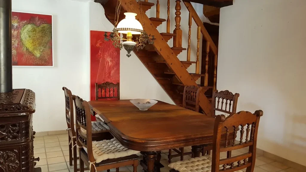 Essplatz mit Holztreppe im Ferienhaus