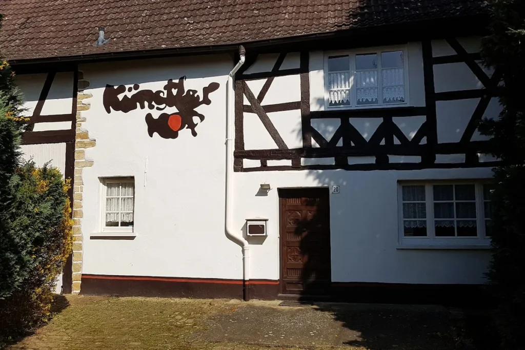 Eingang des Seminarhauses mit Kunstwerk an der Fassade