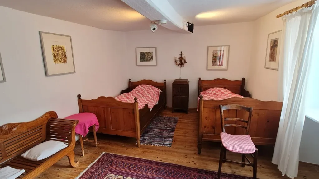 Schlafzimmer mit zwei Einzelbetten