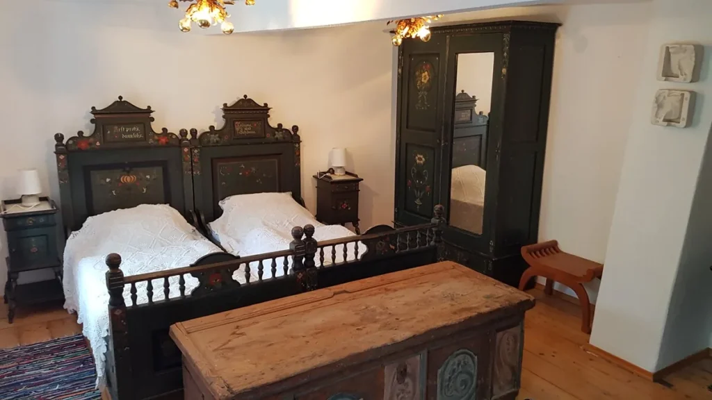 Schlafzimmer mit antikem Schrank