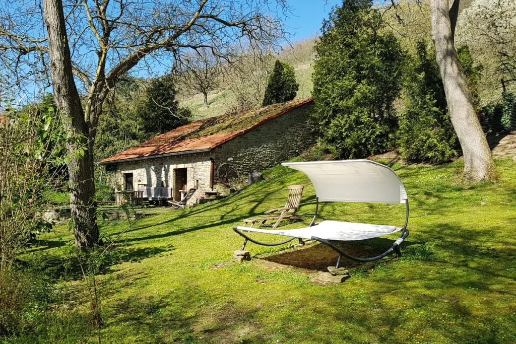 Hängematte im Garten mit Blick auf den Hof