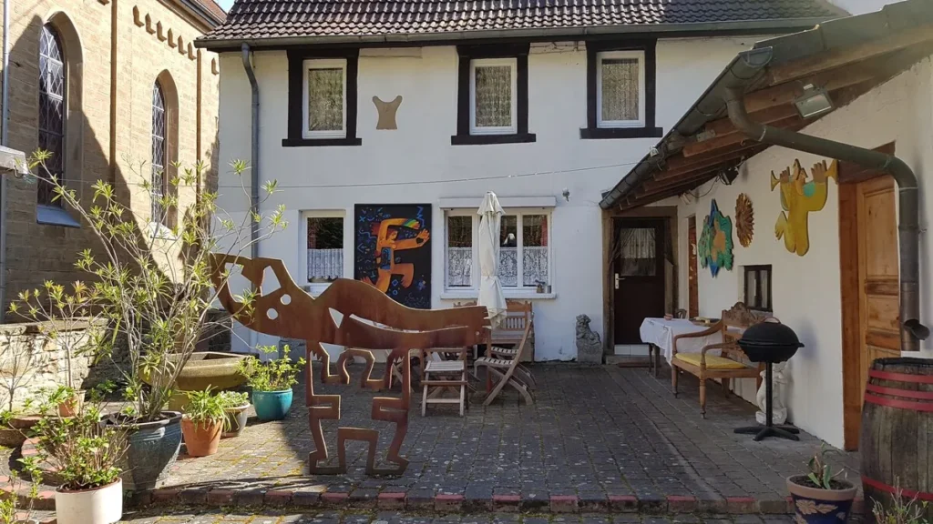 Innenhof des Künstler-Hofs mit Kunstwerken