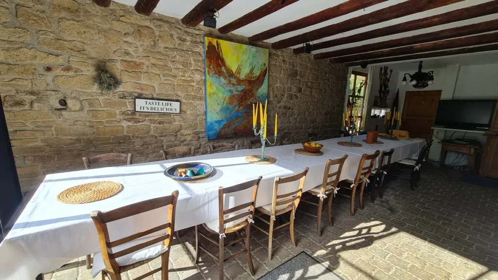 Speise- und Seminarraum mit langer Tafel